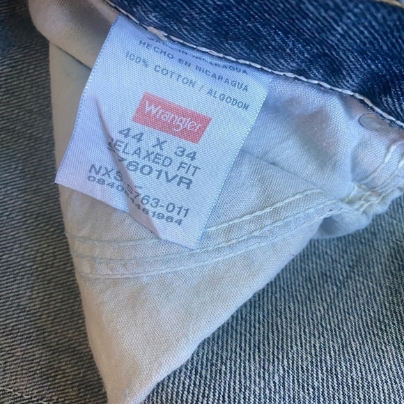 Wrangler Men’s Relaxed Fit Medium to Dark Wash Jeans Size 44x34 - Picture 8 of 8